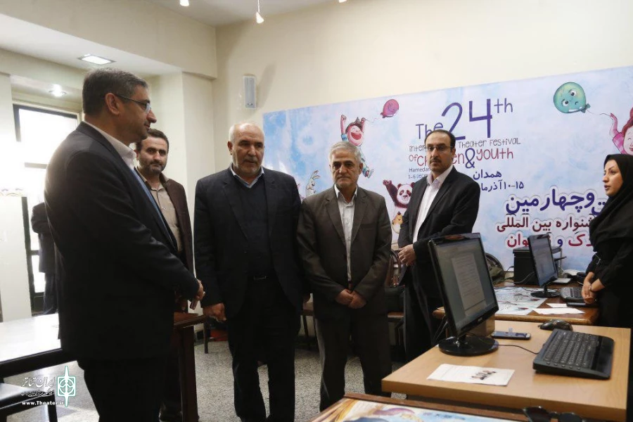 بازدید سید سعید شاهرخی، معاون سیاسی امنیتی استاندار همدان از دبیرخانه و ستاد برگزاری بیست و چهارمین جشنواره بین المللی تئاتر کودک و نوجوان/ عکاس: پوریا پاکیزه