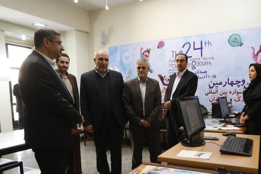 بازدید سید سعید شاهرخی، معاون سیاسی امنیتی استاندار همدان از دبیرخانه و ستاد برگزاری بیست و چهارمین جشنواره بین المللی تئاتر کودک و نوجوان/ عکاس: پوریا پاکیزه