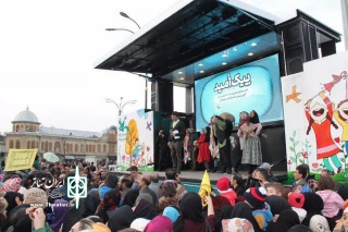 هم زمان با رونمایی از تریلی سیار اجرای نمایش

نمایش «آش سنگ» در میدان مرکزی همدان اجرا شد