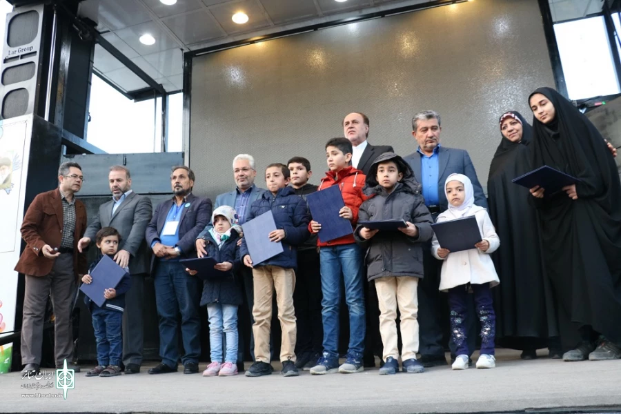 در مراسم افتتاحیه بیست و ششمین جشنواره بین المللی تئاتر کودک و نوجوان همدان از فرزندان شهدای حرم و میهن تقدیر به عمل آمد.