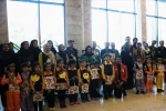 هداء نشان صلح به میهمانان جشنواره