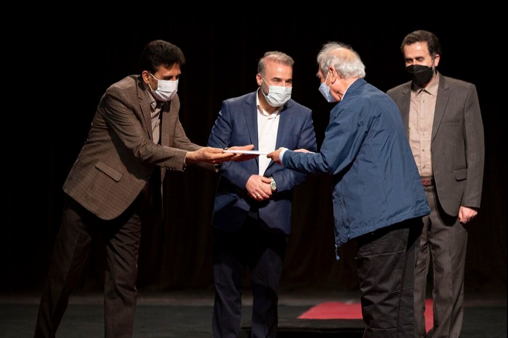 با نظر هیأت داوران نخستین دوره
برگزیدگان جشنواره نمایشنامه نویسی استان همدان معرفی شدند